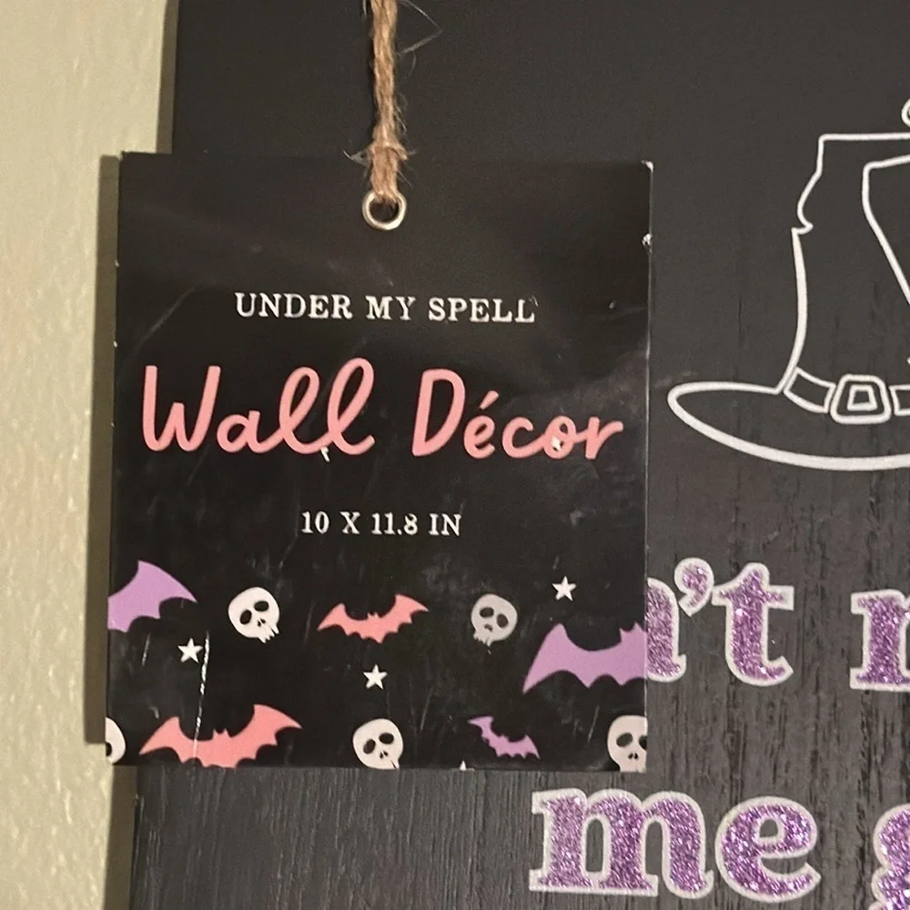 Halloween flying monkeys wall decor.